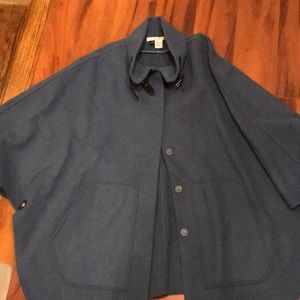 Blue wool PerSe cape with elligigant buttons